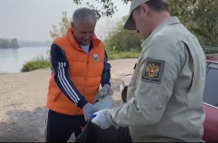 Экоактивисты очистили от мусора территорию возле Теплых озер в Иркутске