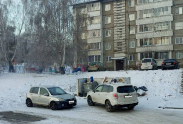 Десятки контейнерных площадок остаются необслуженными из-за припаркованных рядом автомобилей