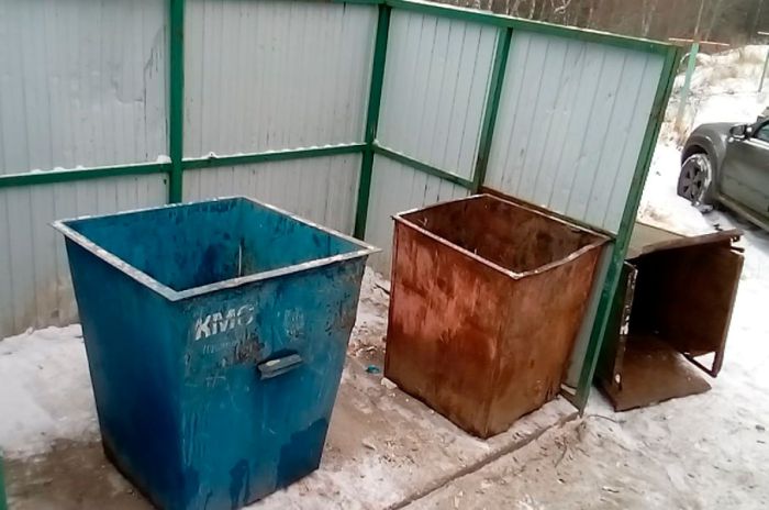 Сломанные контейнеры на площадках Сломанные контейнеры на площадках